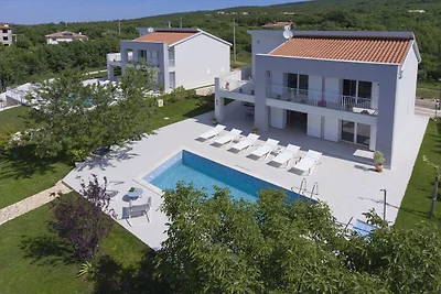 Exklusive Villa in Stanišovi mit Swimmingpool