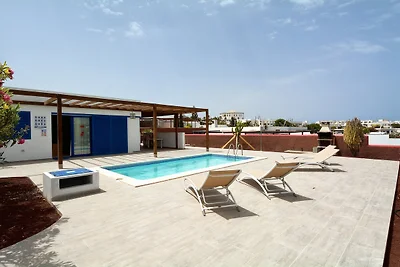 Spaziosa villa a Playa Blanca con piscina