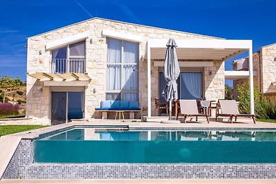 Villa in Nikiti mit Schwimmbecken