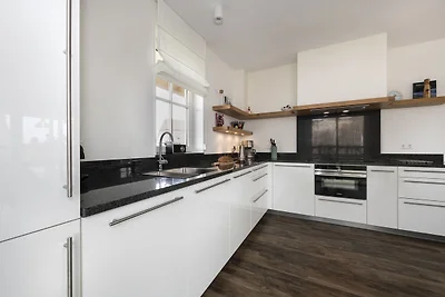 Chic Villa mit einem Kamin in Tjekemeer