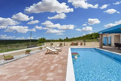 Villa in Sukošan mit Schwimmbecken