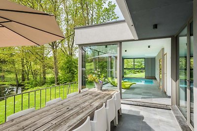 Modernes Ferienhaus mit Innenpool in...