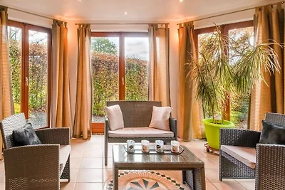 Ferienhaus mit Terrasse und Whirlpool in...