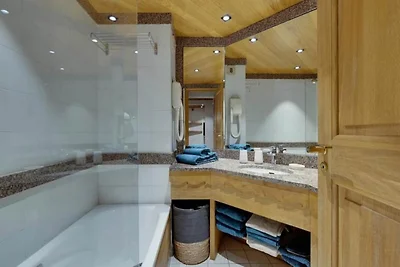 Komplett renovierte Wohnung am Fuße der...