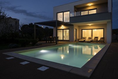 Luxuriöse Villa in Turanj mit Pool