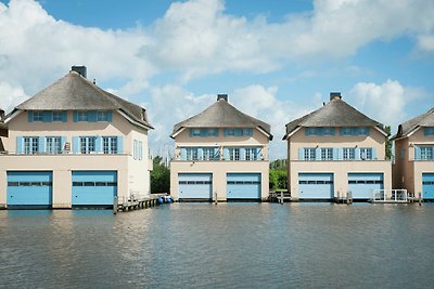 Moderne Villa mit Bootshaus am Hafen von...