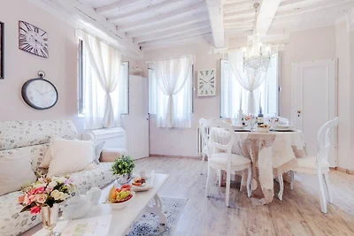 Convenient Home close to Train Station and...