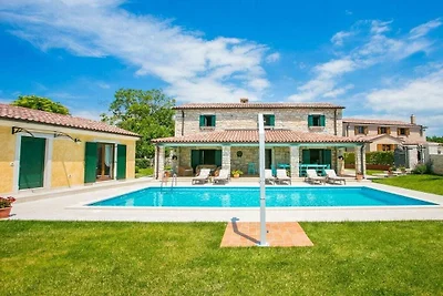 Villa in Radetici mit Schwimmbecken