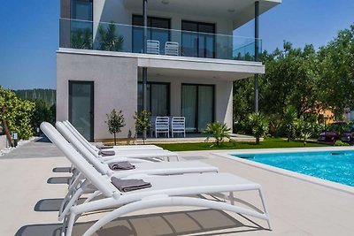 Moderne Villa in Bibinje mit Terrasse