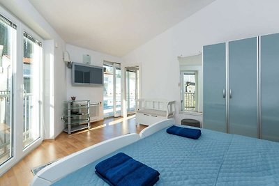One-bedroom apartment located directly on the...