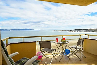 Frontline apartment with sea views