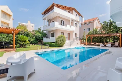 Luxuriöse Villa mit Pool in Anavissos