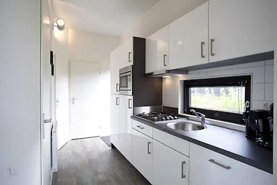 Sleek Lakeside Chalet für 4 Personen