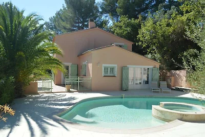Ferienhaus mit großem Garten und Pool