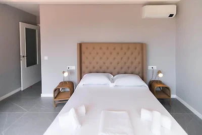 Villa in Roses mit Pool und Blick auf die...