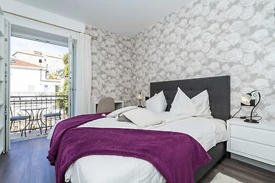 Appartement met ייn slaapkamer en balkon
