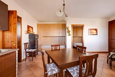 Con espacio exterior privado y aparcamiento.