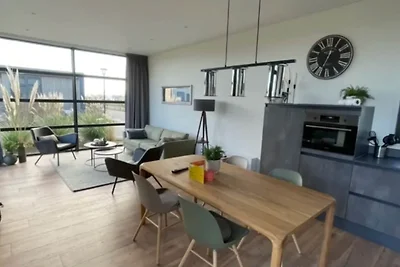 Modernes Ferienhaus mit dekorativem Kamin