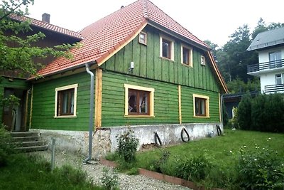 Groen vakantiehuis in Piechowice met een tuin