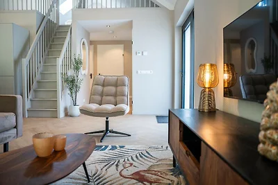 Moderne Luxus-Ökovilla mit Terrasse am Wasser