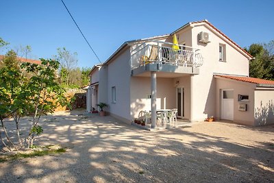 Moderne Ferienwohnung mit Terrasse in Sveti...