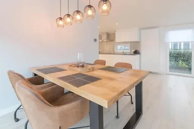 Chalet moderno sull'acqua in un parco vacanze