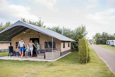 Schönes Safarizelt in einem Ferienpark