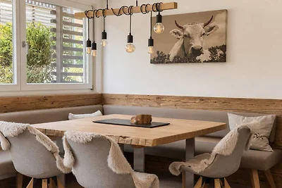 Moderne Wohnung mit Garten und Bergblick