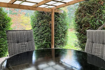 Gemütlicher Rückzugsort im Wald mit Whirlpool