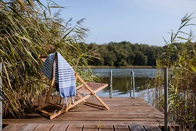 Scandinavisch huis met uitzicht op het meer