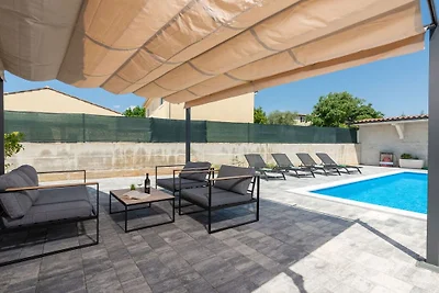 Villa in Bale mit Schwimmbecken