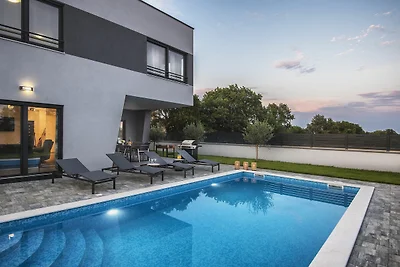 Moderne Villa mit beheiztem Pool