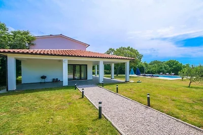 Ferienhaus in Raša mit Schwimmbecken