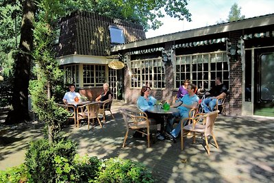 Moderne Lodge mit Klimaanlage im grünen...