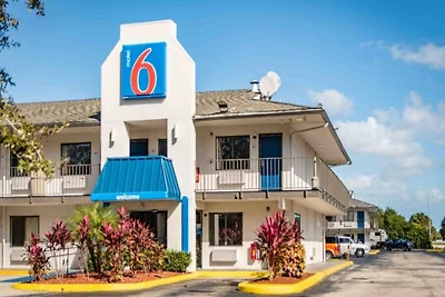 Motel 6 Ft. Pierce, Fl_1 Queen Bed | Ada