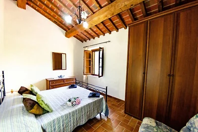 Bellissima villa in pietra sulle colline
