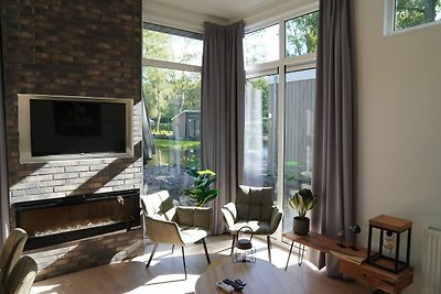 Schönes Chalet mit dekorativem Kamin an einem...