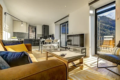 Central Apartment with Balcony & Mountain...