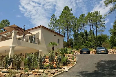 Villa a Le Plan-de-la-Tour con piscina