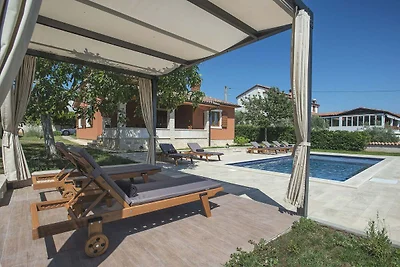 Villa in Peroj mit Pool
