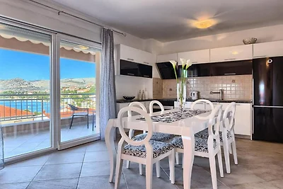 Three Bedroom Apartment with Sea View and Poo...