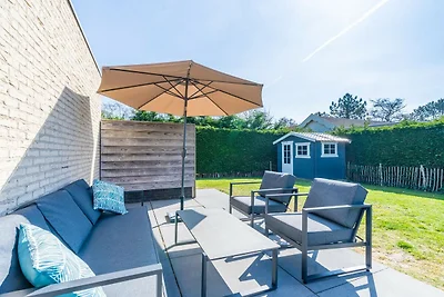 Geschmackvoll eingerichteter freistehender...