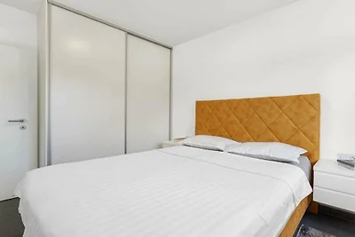 Wohnung in Šibenik-Brodarica mit Balkon
