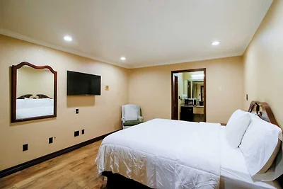 OYO Pinewood Inn & Suites Silsbee | Kingsize...