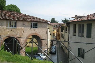 Con una bella vista sulle Mura Urbane...