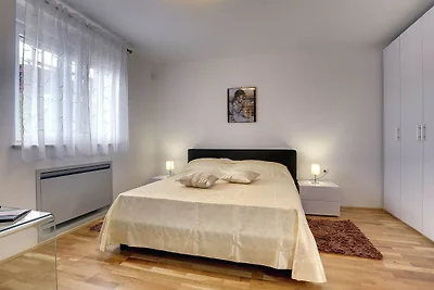 Modernes Ferienhaus mit Pool in Bratulici