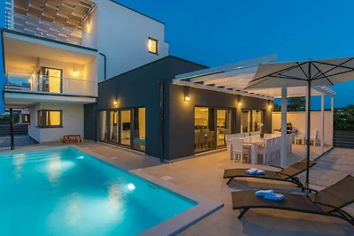 Villa in Premantura mit Schwimmbecken