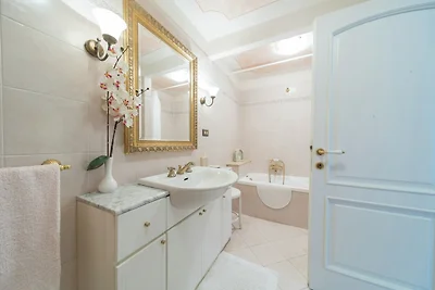 Wohnung in einer Villa mit Pool in der Mitte ...