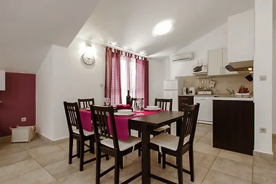 Ruim en rustig Srima-appartement