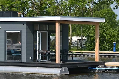 Modernes Hausboot mit Blick auf den See